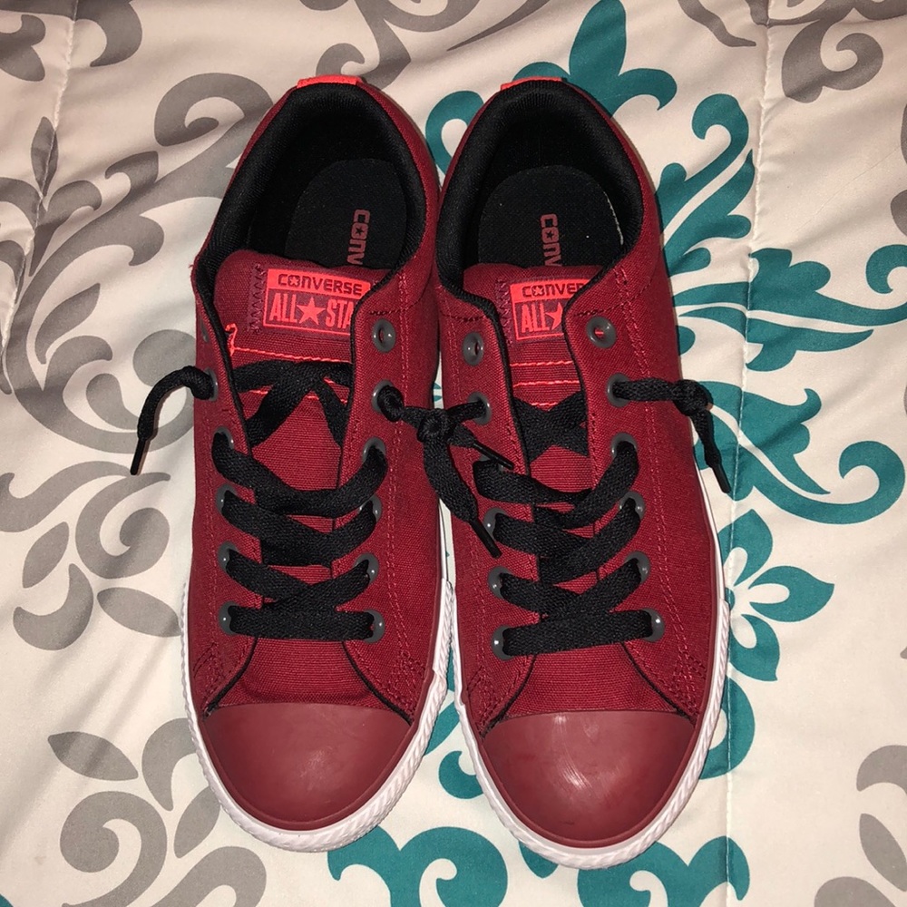 CONVERSE // Maroon